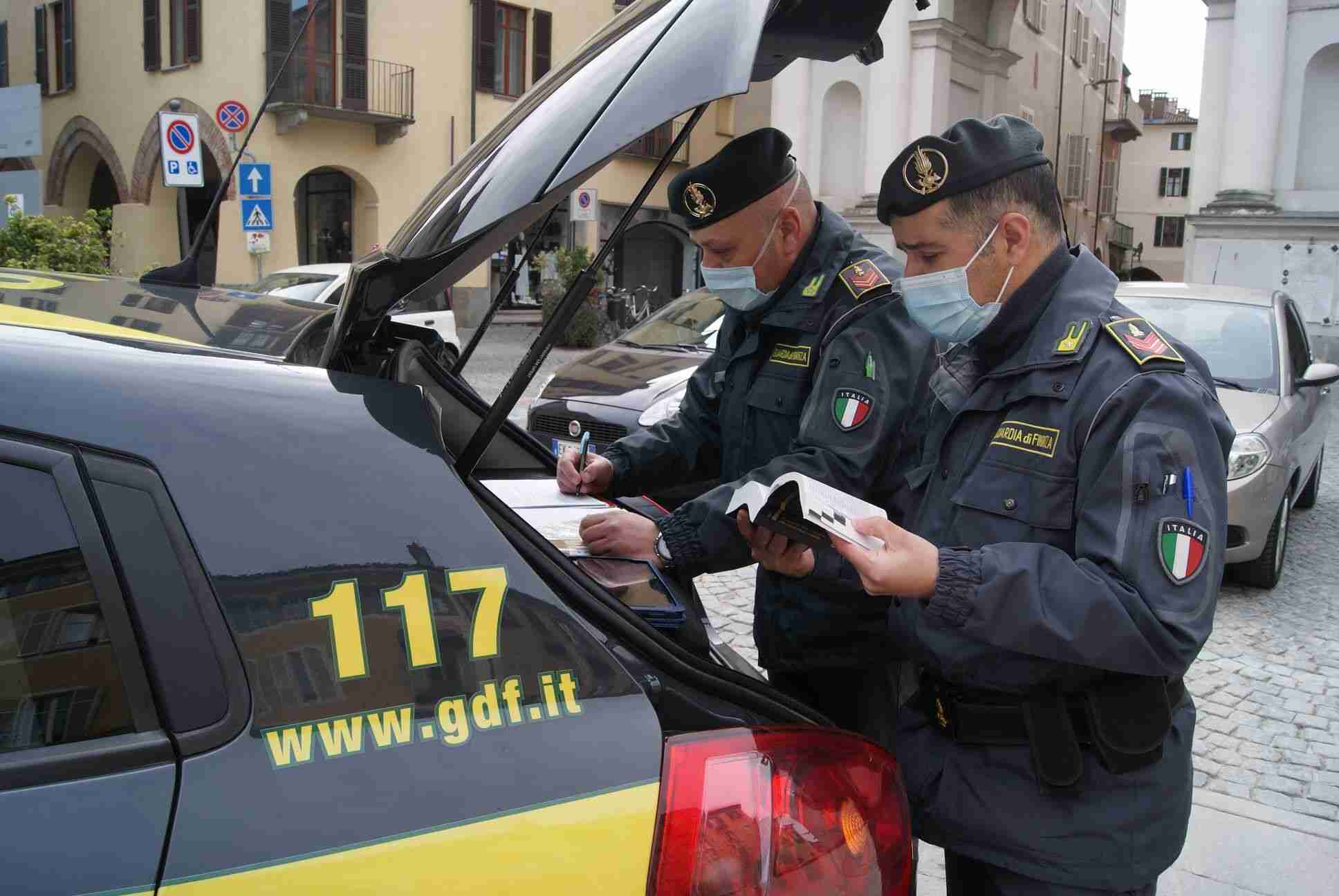 Sequestrati 1.200 articoli di abbigliamento ed accessori contraffatti