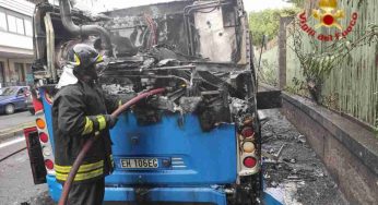Autobus in fiamme, intervento dei vigili del fuoco