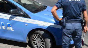 Prende a bastonate i figli, arrestato