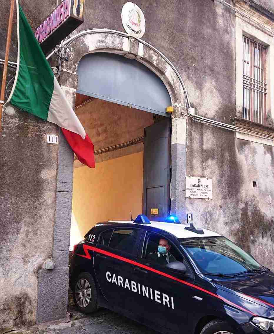 Segue il figlio e fa arrestare il suo pusher