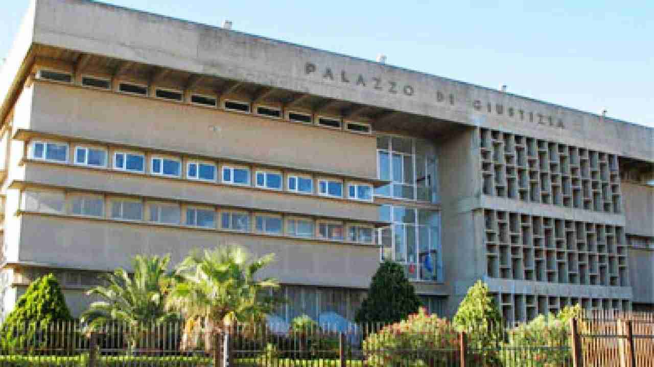 Abbandonava rifiuti in strada, denunciato