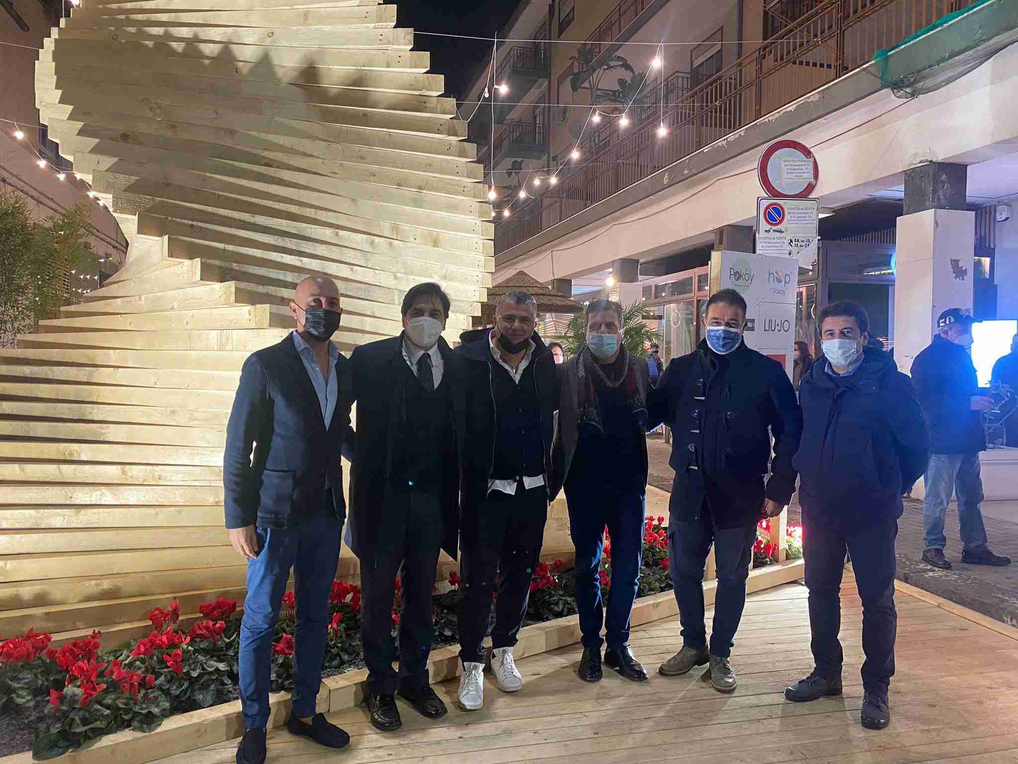Monfalcone, inaugurati l’albero in legno e la chiusura alle auto