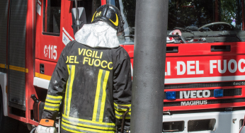 Bimbo dà fuoco a coperta, soccorse tre persone