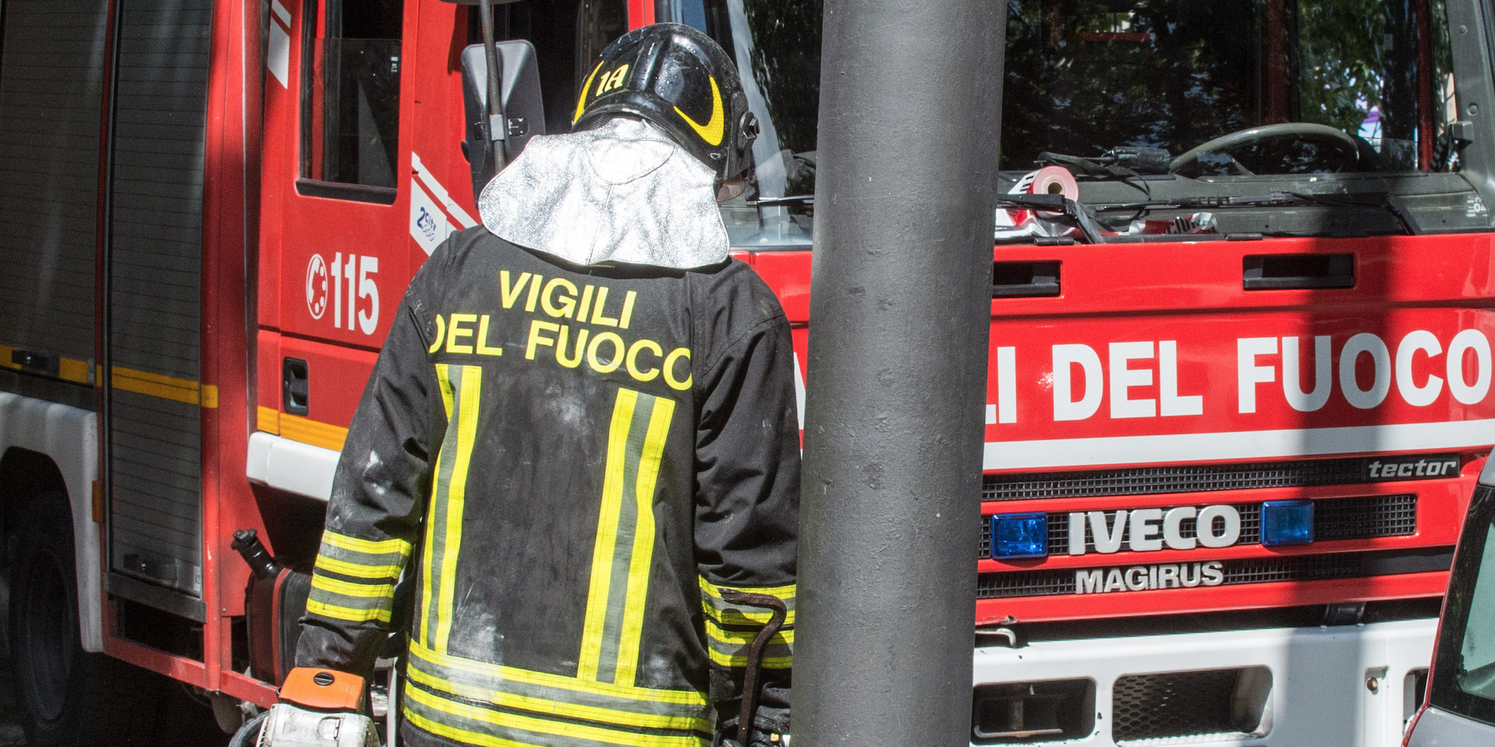 Bimbo dà fuoco a coperta, soccorse tre persone