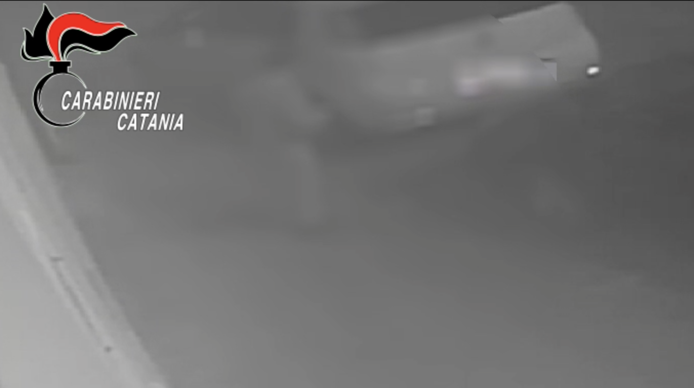 Tagliano gomme a 6 auto, denunciati 3 minori