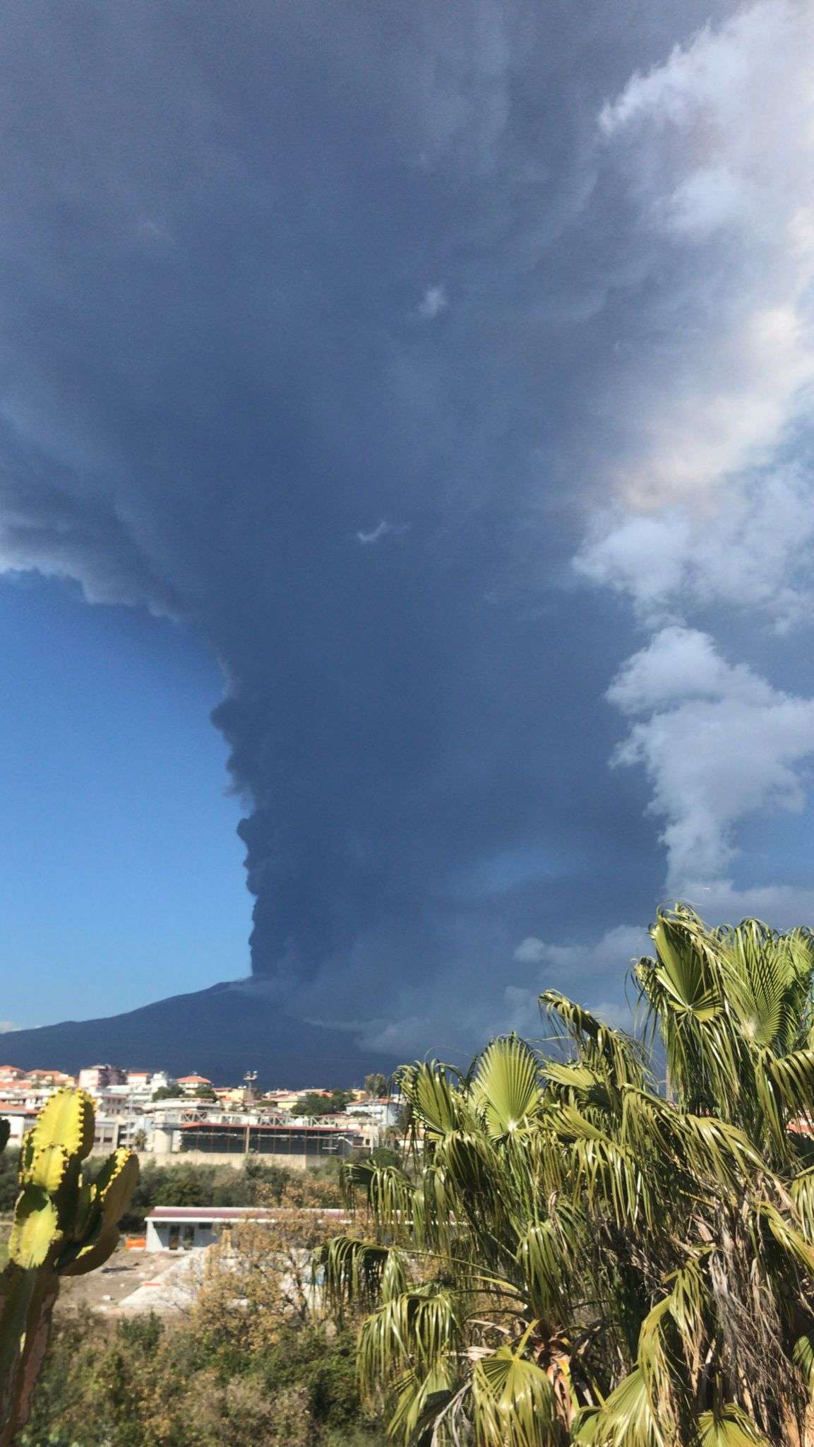 Etna, nube vulcanica di circa 10 chilometri