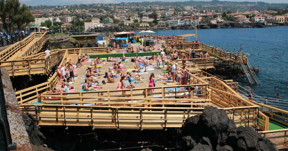 Mare, procedure anticipate per il ritorno a giugno dei solarium sulla Scogliera