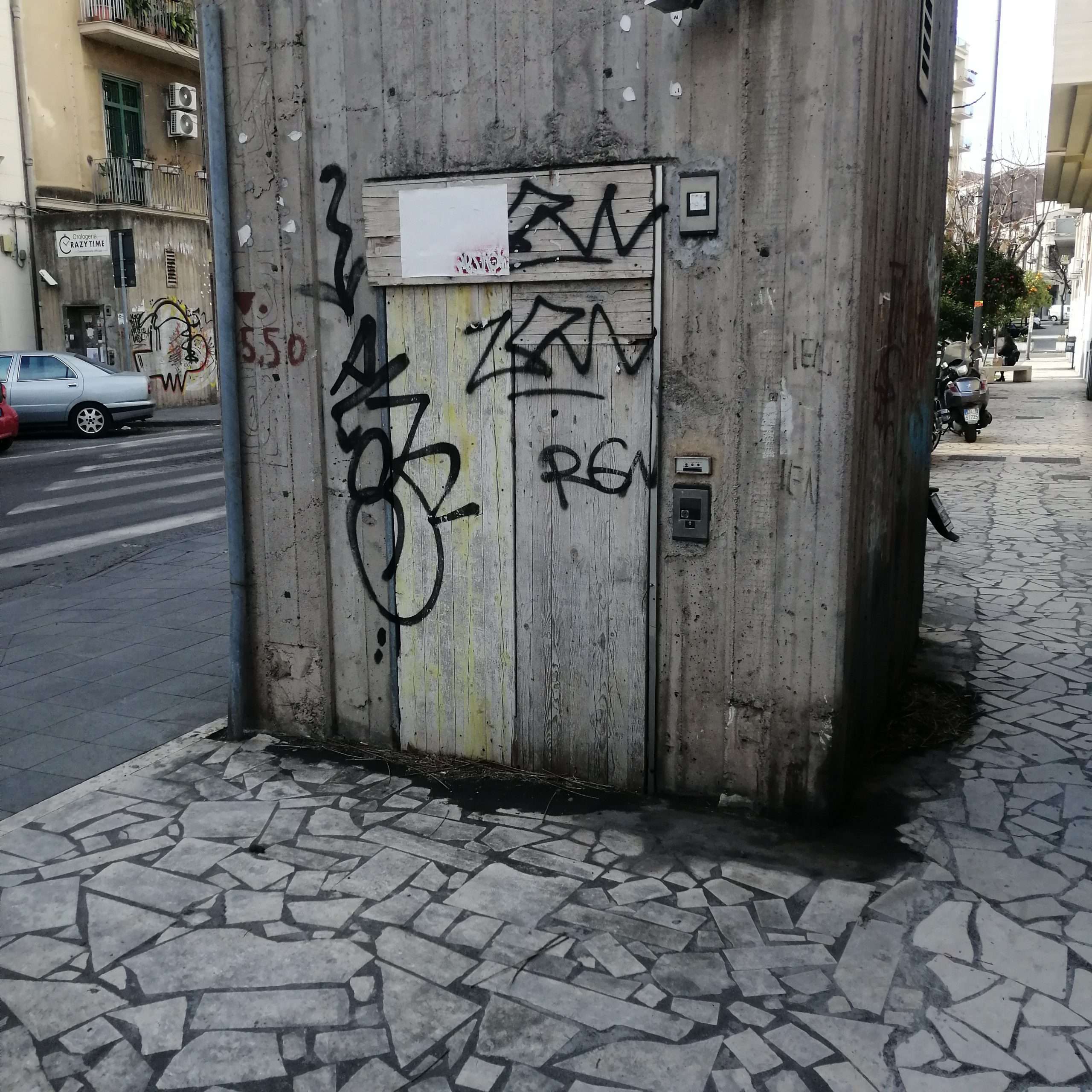 Colonne cemento metropolitana da recuperare in Corso delle Province