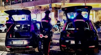 Tenta di sfondare la porta di casa per aggredire la compagna, arrestato