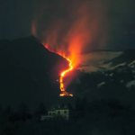 Etna, Catania prigioniera della sua fragilità: tra emergenza aeroporto e il caso Ponte sullo Stretto