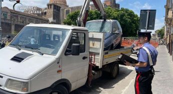 Asportano auto usando un autocarro, denunciati