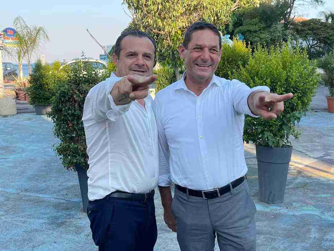Anche il sindaco di Mascali abbraccia Cateno De Luca