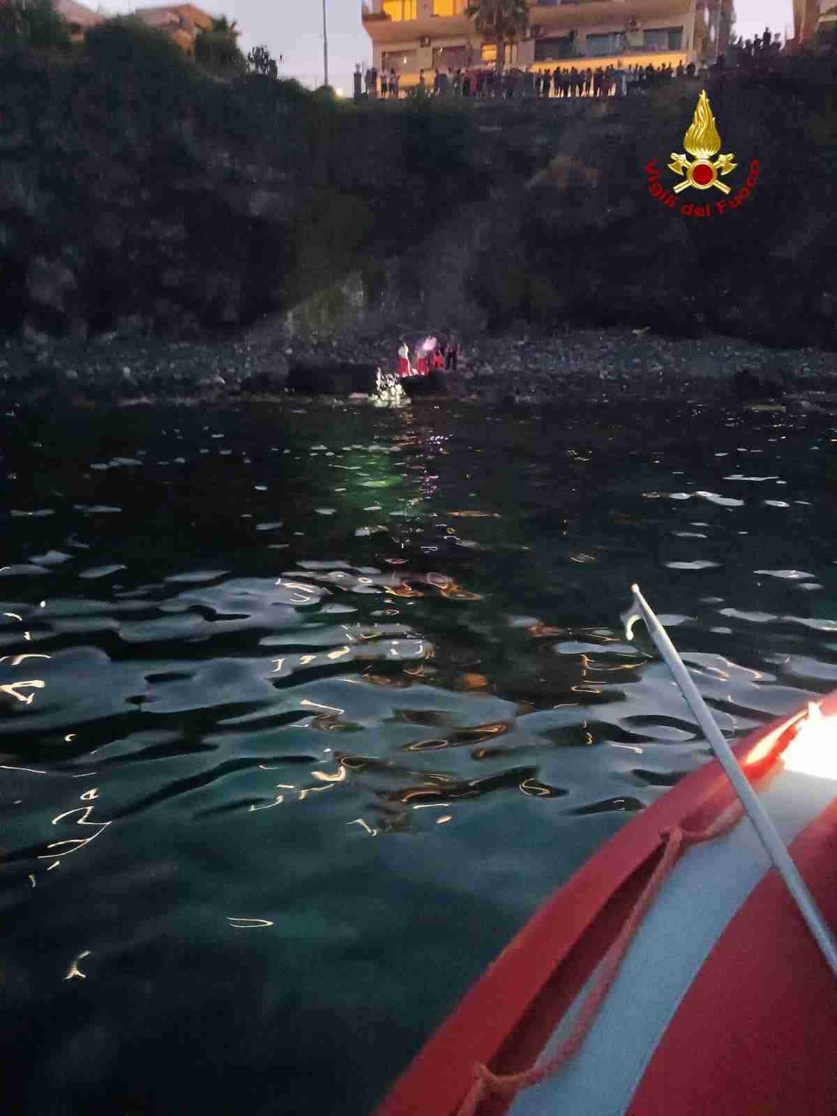 Aci Castello: recuperato cadavere di un uomo sulla scogliera