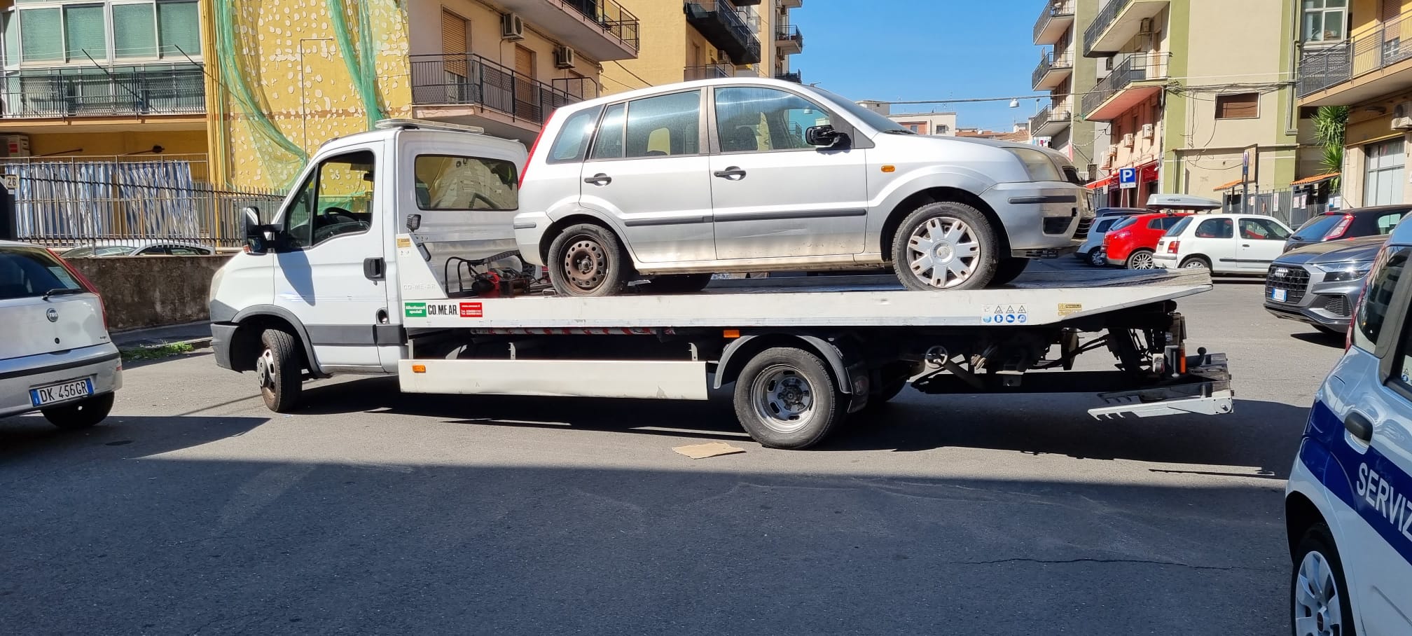Rimosse 4 auto abbandonate dove è stato aggredito l’operatore di ripresa Brucato