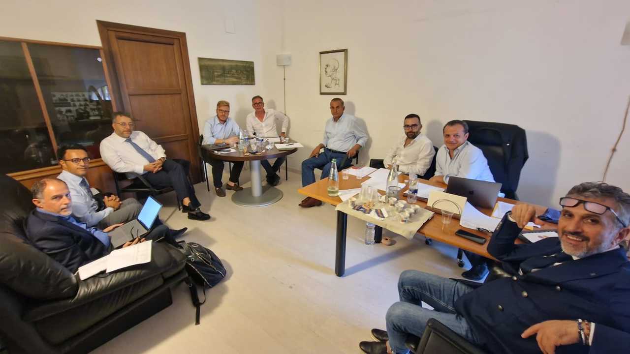 Cateno De Luca riunisce i suoi all’Ars