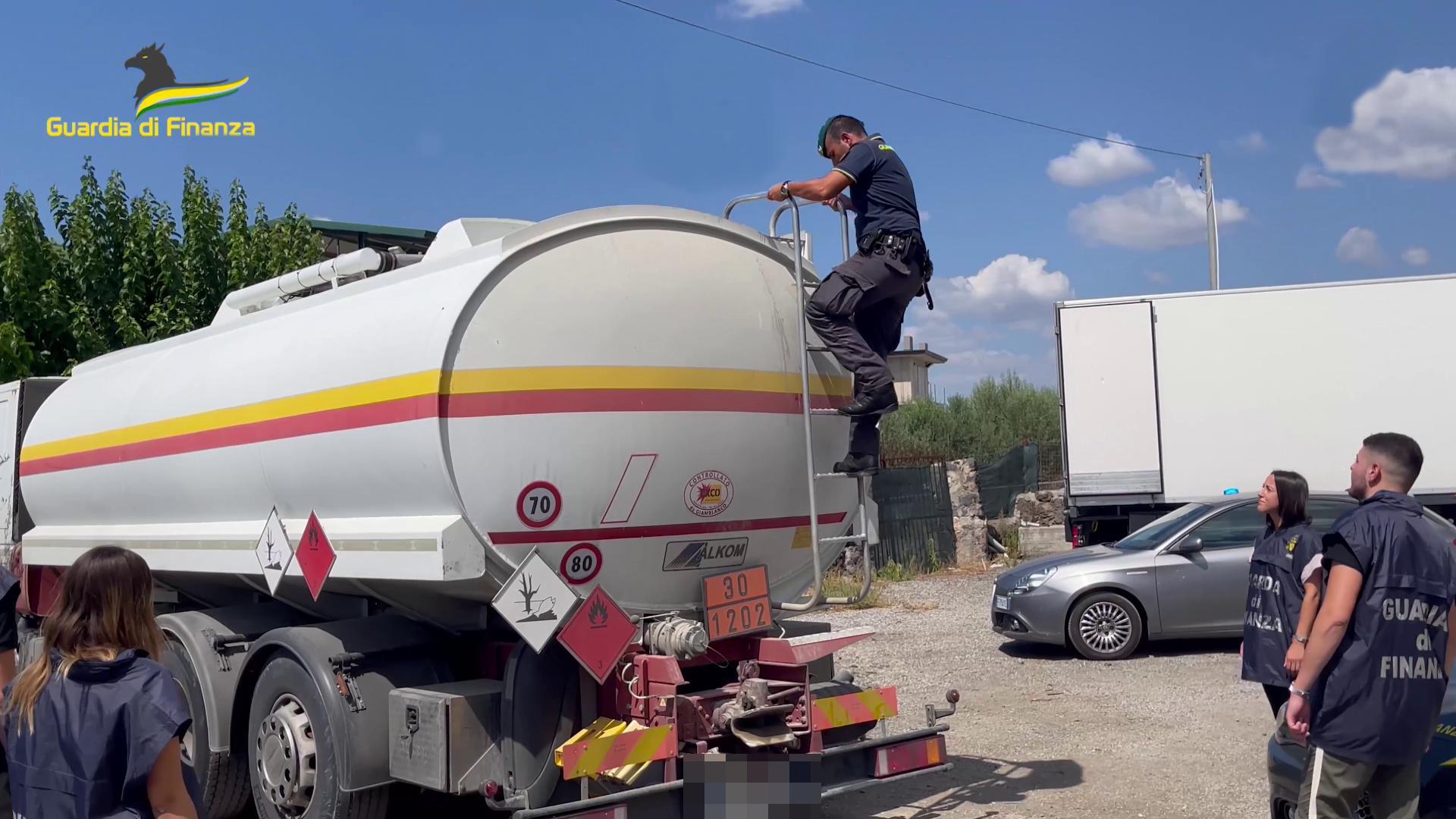 Truffe sui carburanti, ci sono 13 indagati