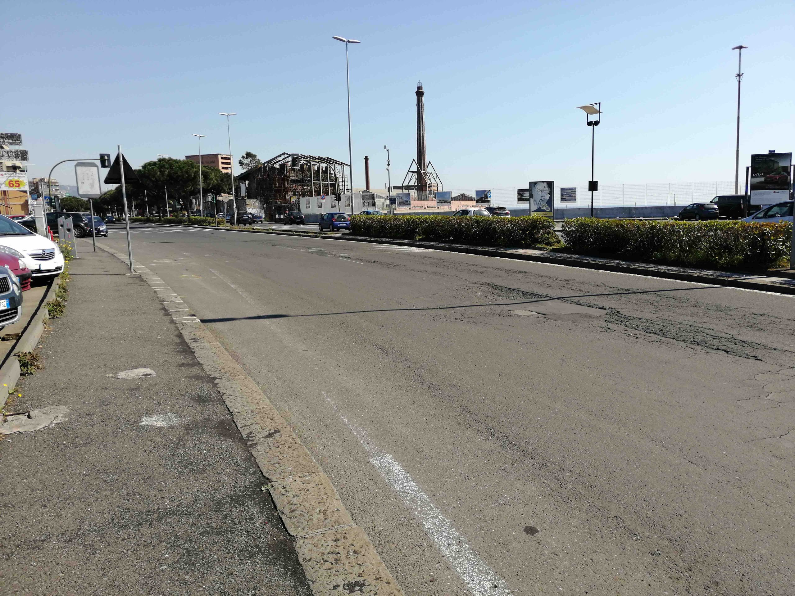 Viale Africa a Catania, buche di giorno e a luci rosse la sera.