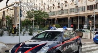 Ruba un profumo in un negozio, arrestato 26enne
