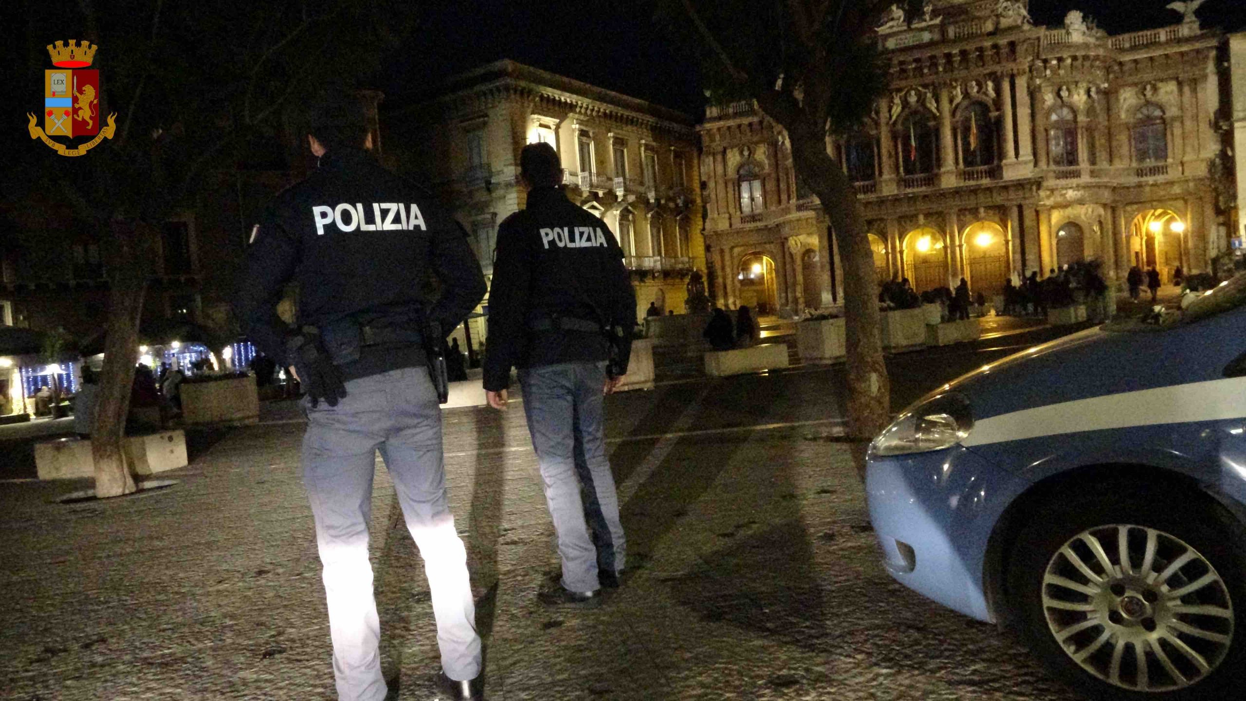 Punta pistola contro poliziotti, arrestato