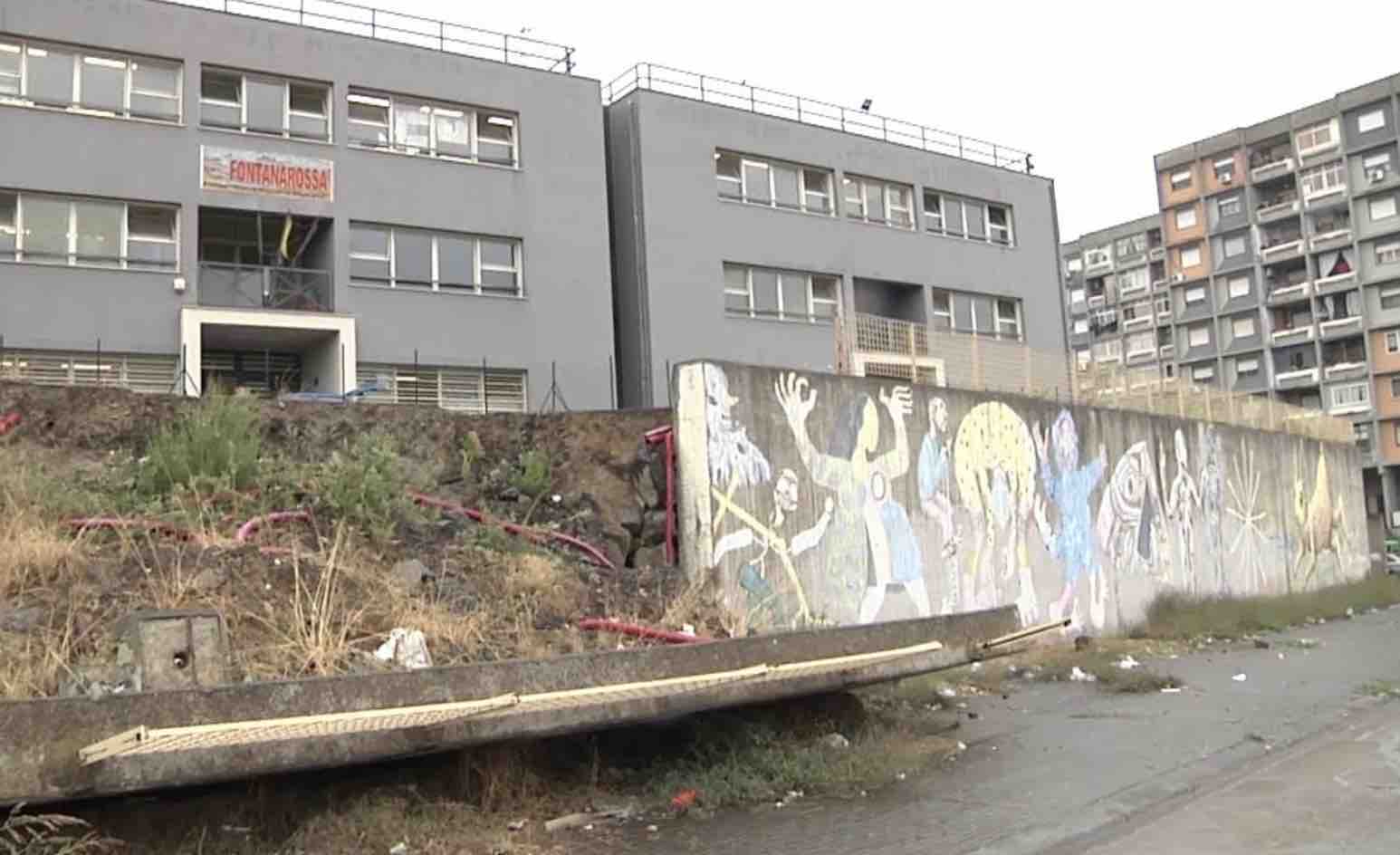 Rapina nel cortile della scuola, tre feriti