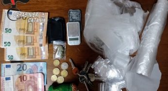 Spaccio con lancio di droga dal balcone, arrestato 27enne