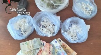 Consegna il “kit dello spacciatore” ai Carabinieri che lo arrestano