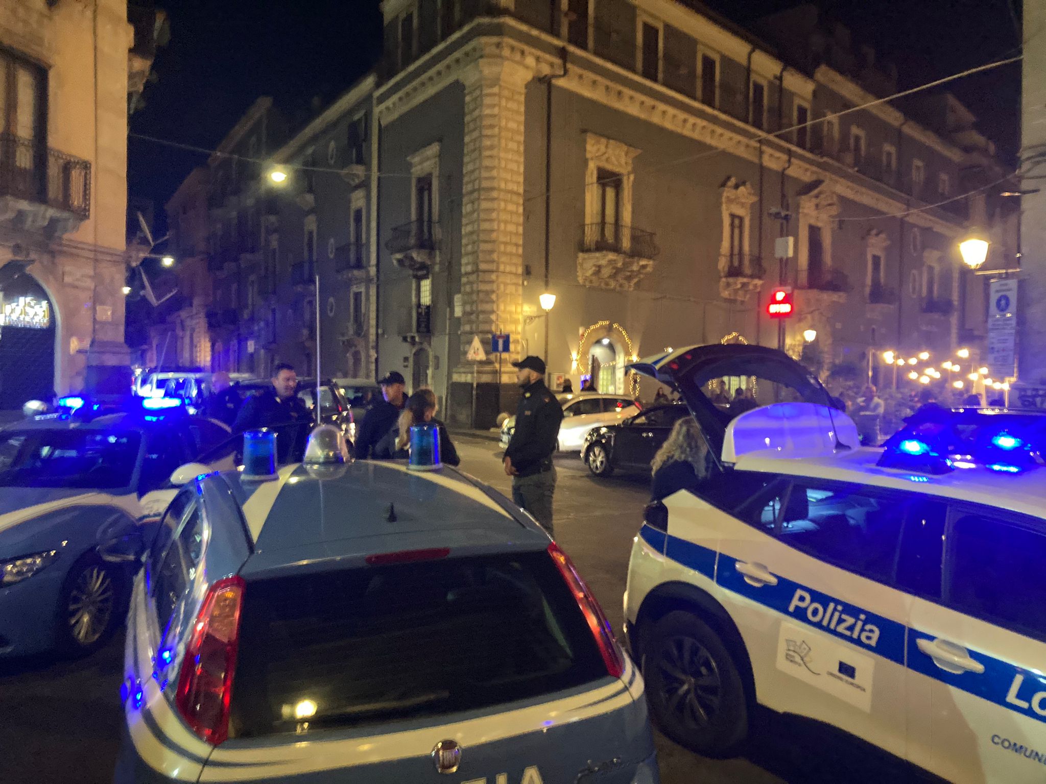 Controlli in centro: trentenne aggredisce agenti