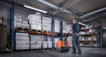 Sicurezza sul lavoro: come si usa uno stoccatore elettrico