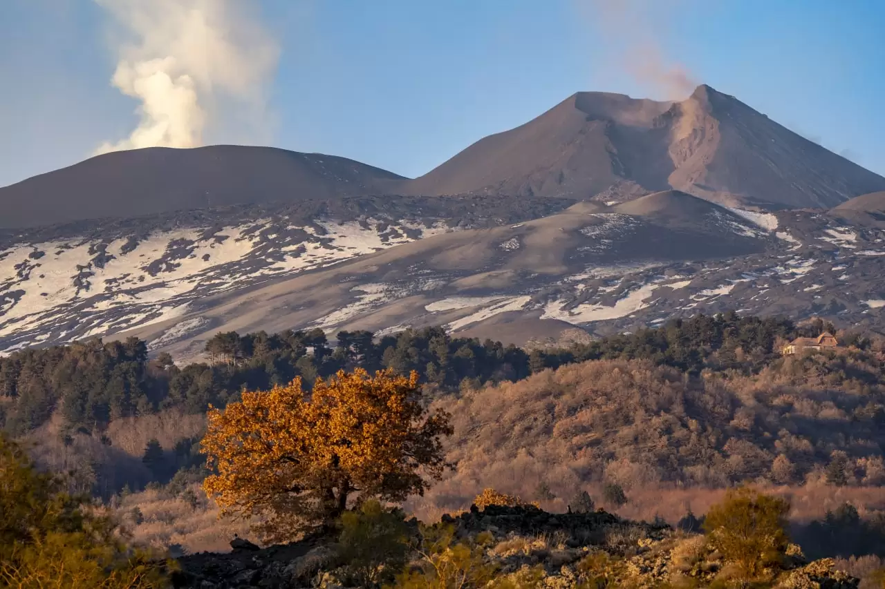 Emissione impulsiva di cenere dal cratere di una Bocca Nuova