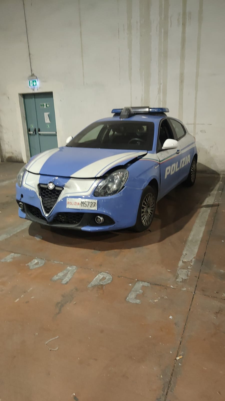 Rapina ex fidanzata e fugge in auto,arrestato