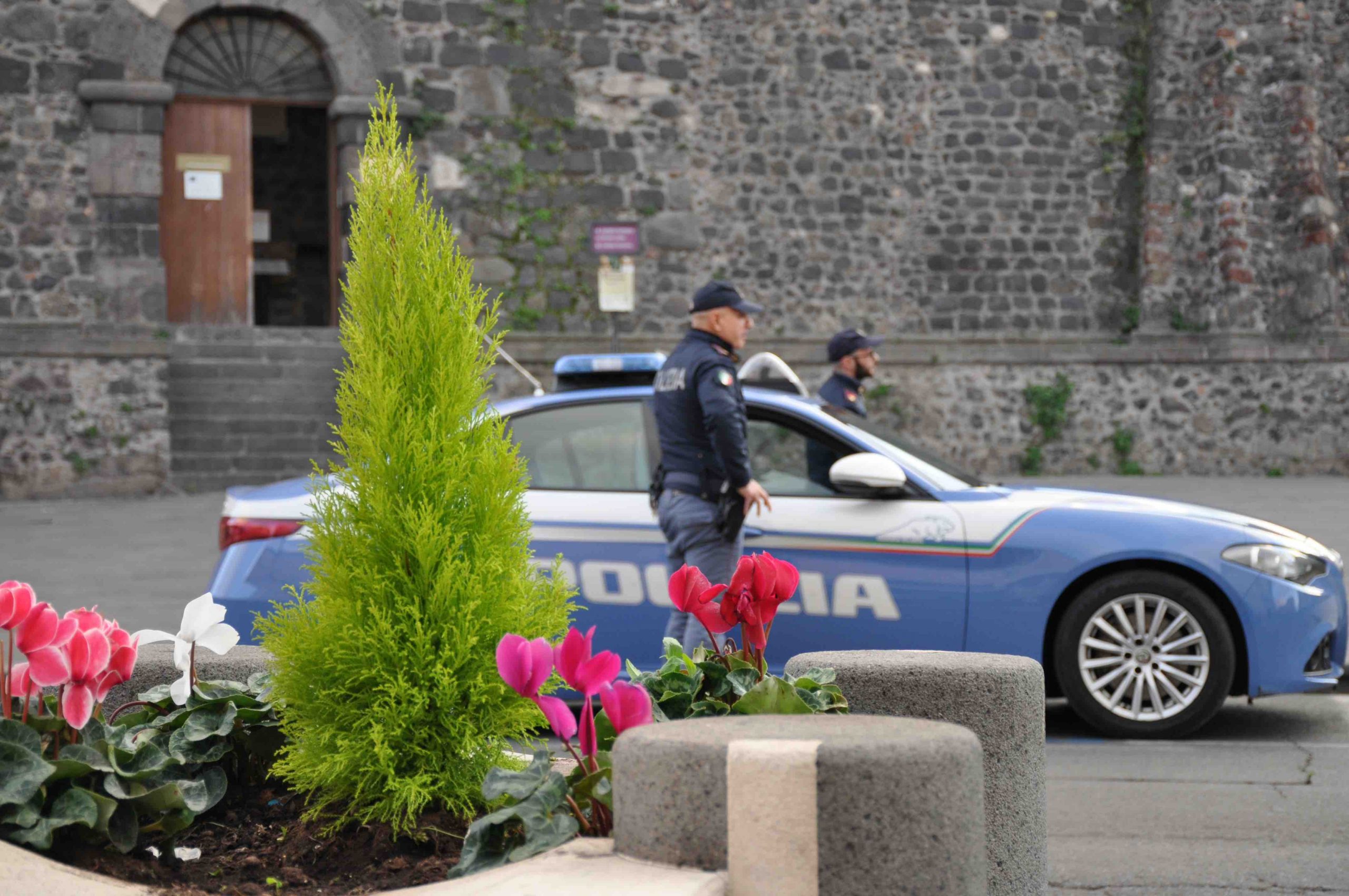 Adrano: minaccia i vicini con un fucile, arrestato