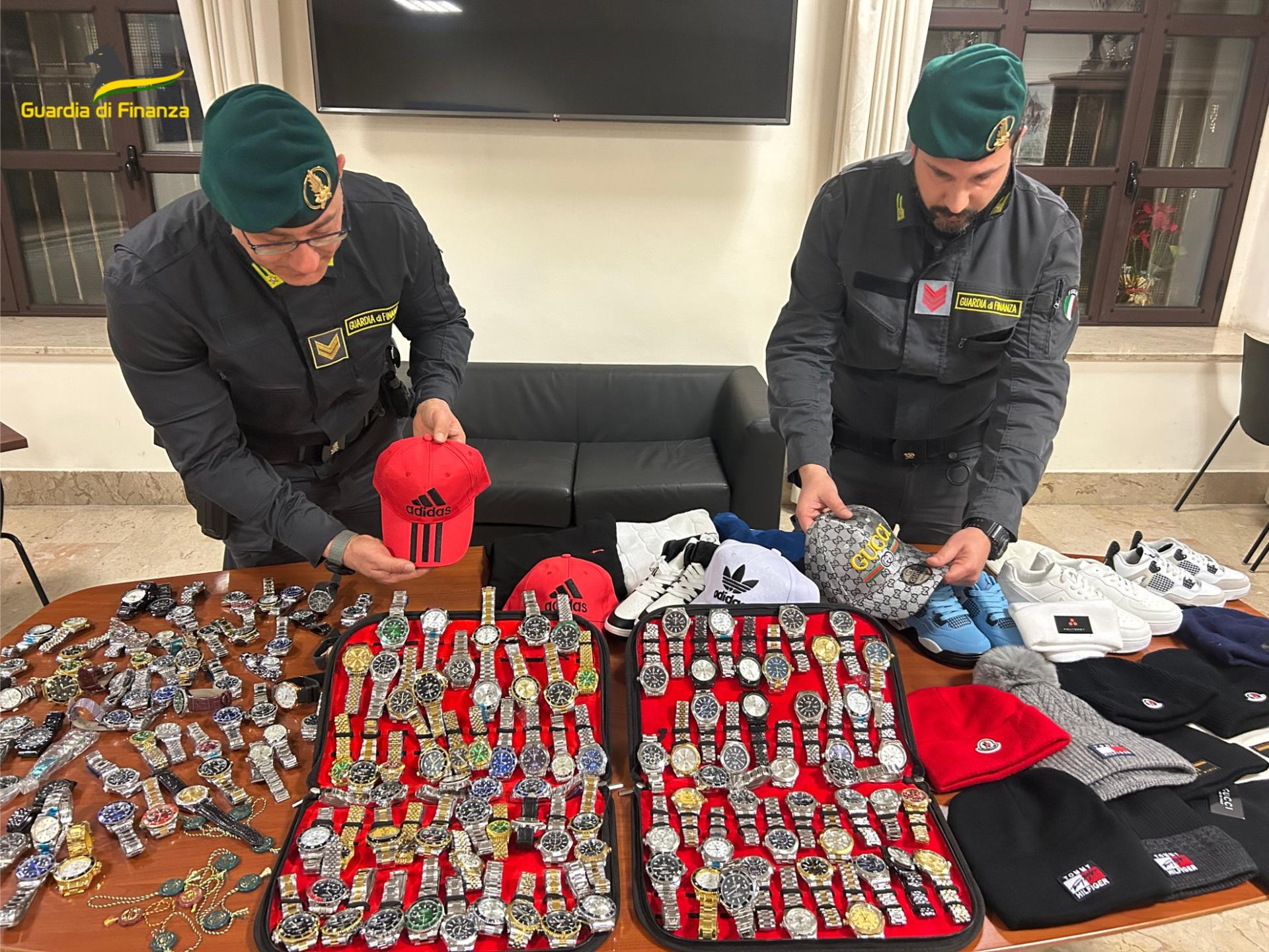 Sequestrati “a fera o luni” oltre mille articoli contraffatti