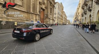 Apre le porte di casa a 2 connazionali, ma loro lo buttano fuori. Denunciati