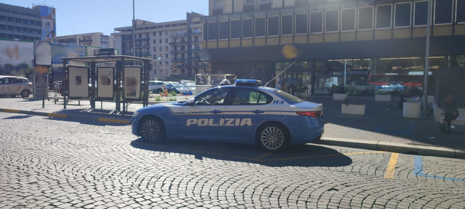 Girava con merce rubata da un negozio di abbigliamento, denunciato