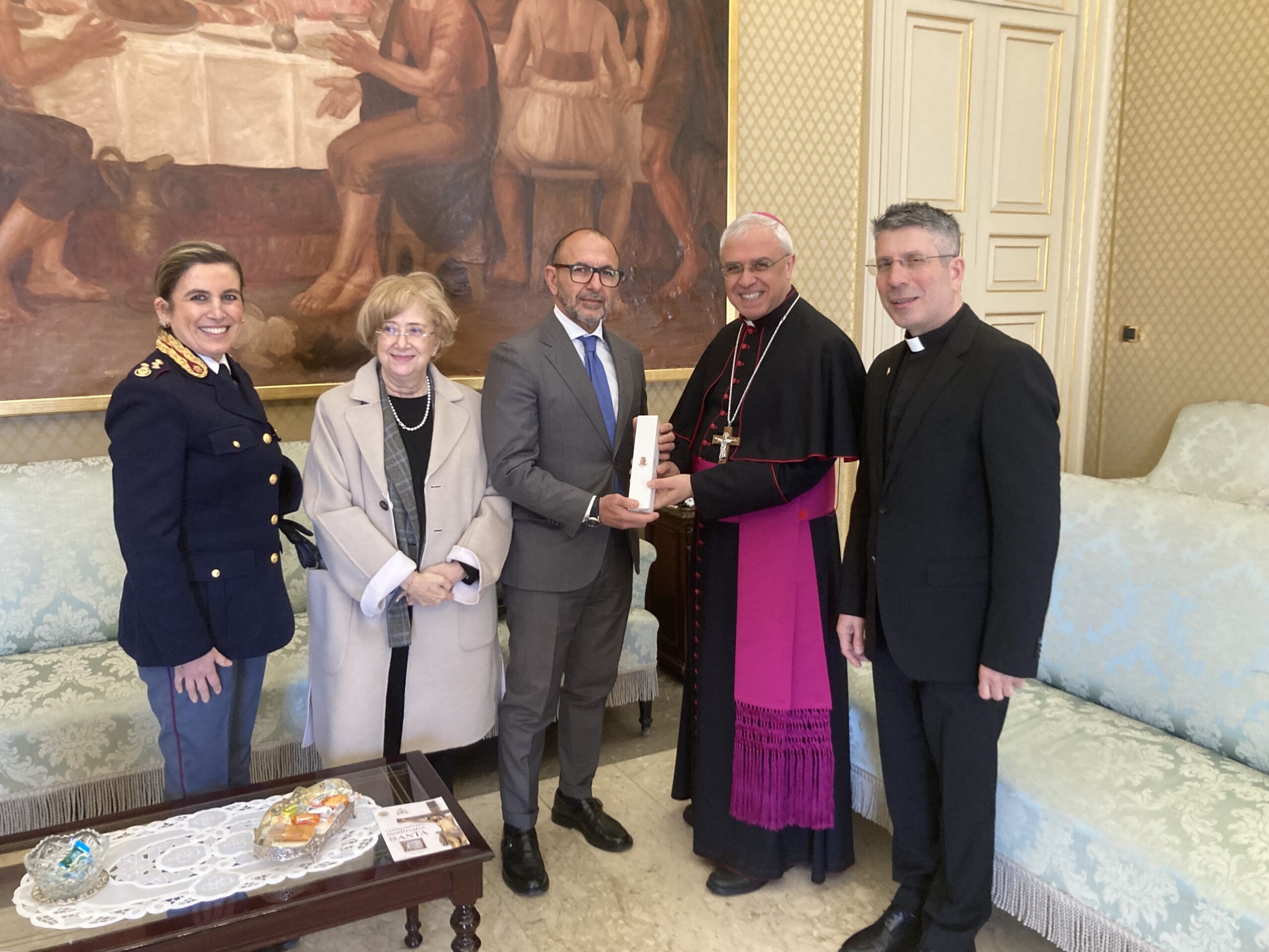 Il Prefetto e il Questore consegnano all’Arcivescovo l’olio del giardino della memoria