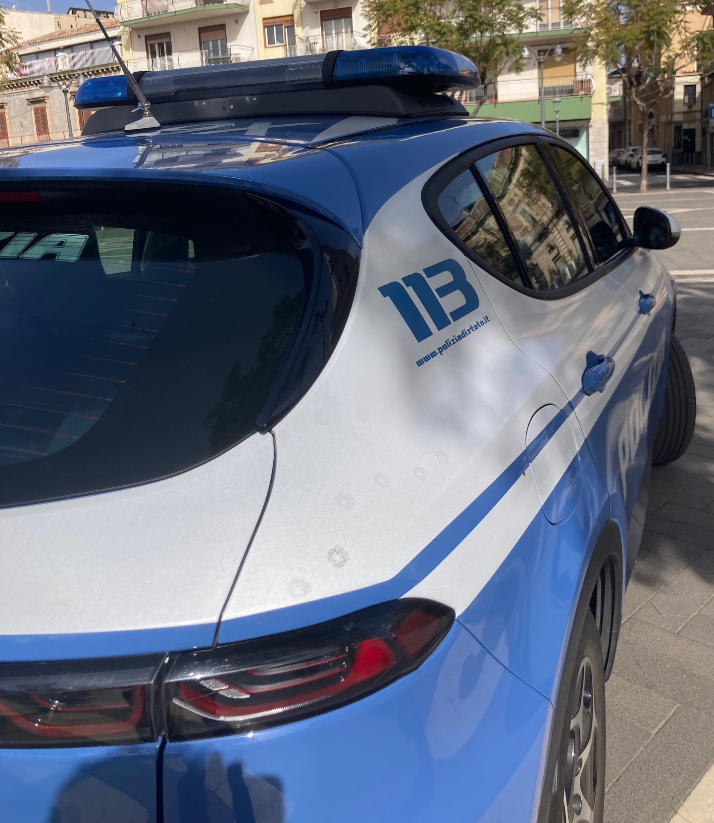 Non si fermano all’alt e durante la fuga, investono poliziotto