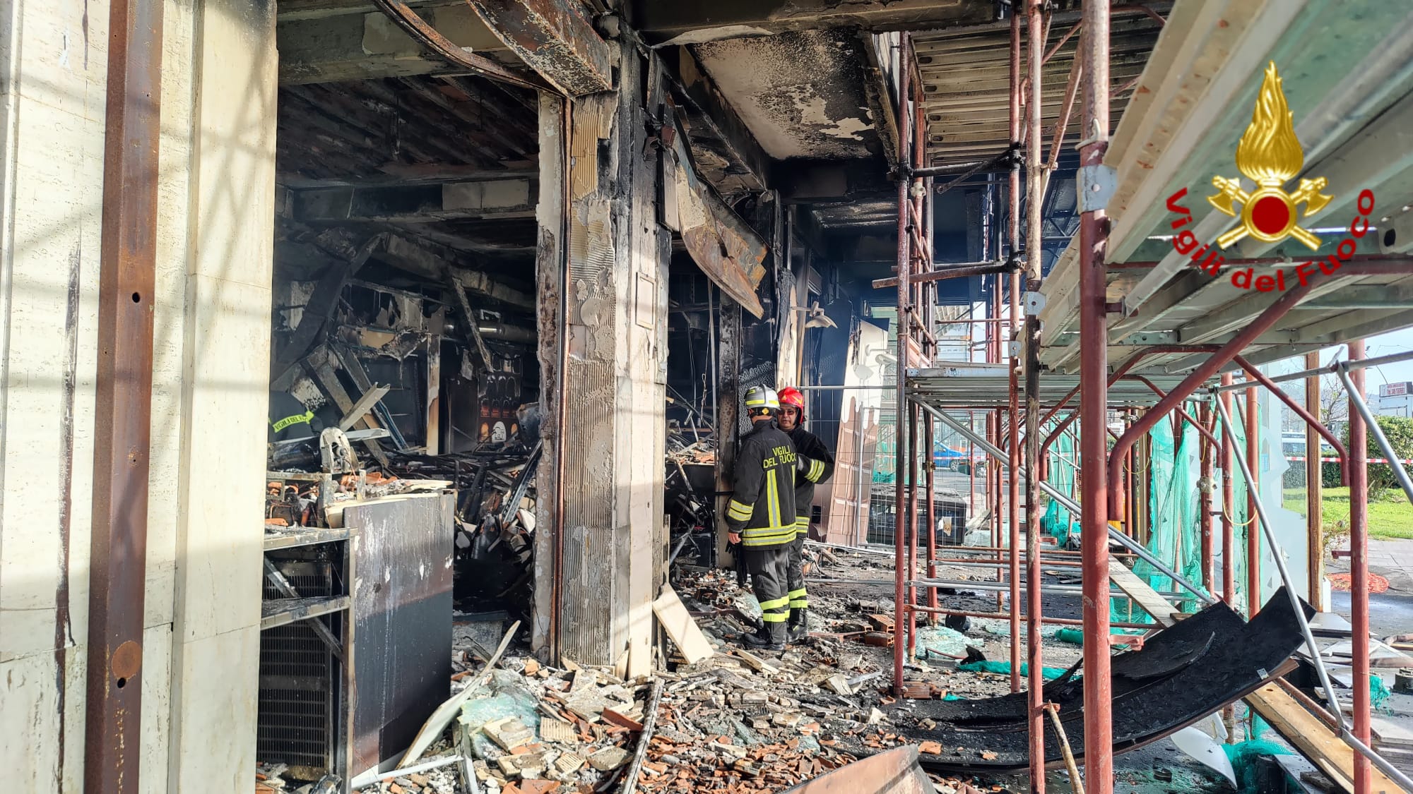 I Vigili del Fuoco intervengono per un incendio in Viale Artale Alagona
