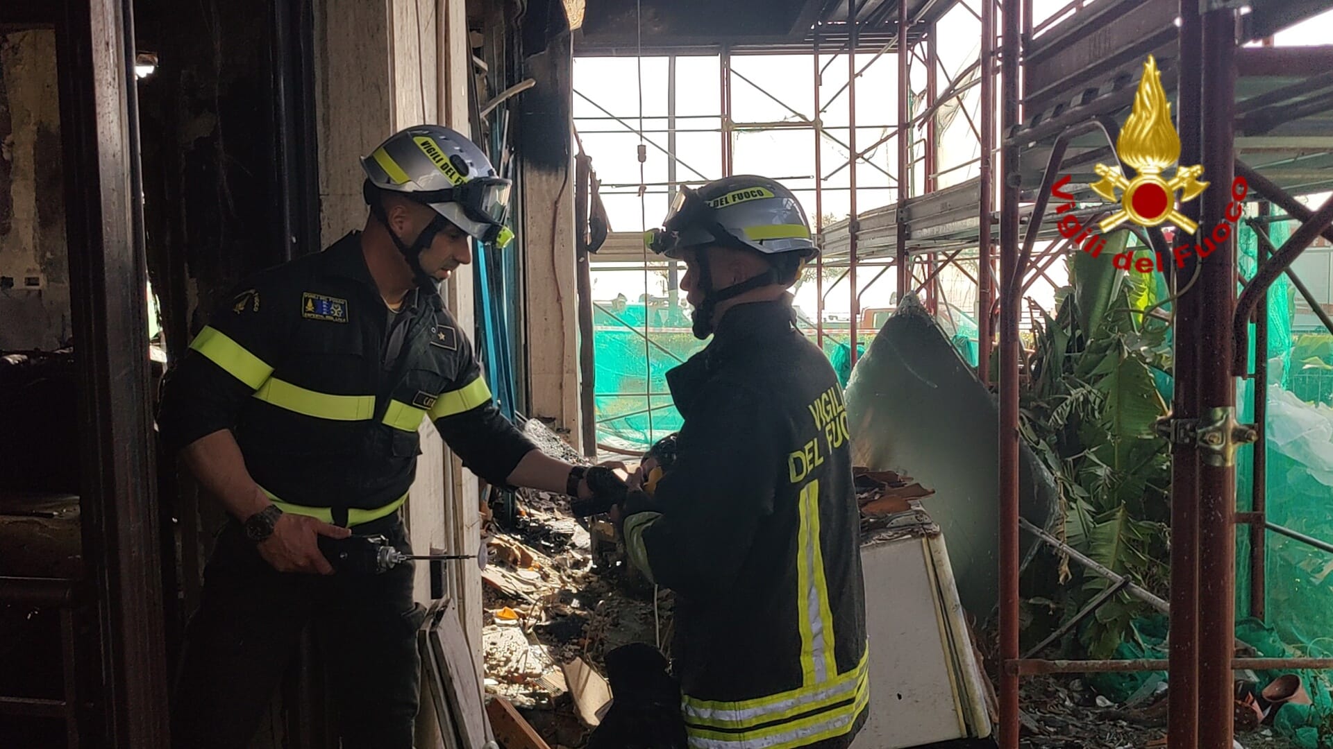 Incendio bar sul lungomare, un ferito