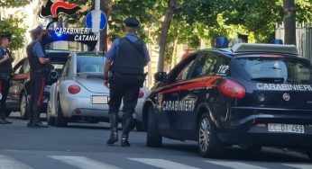 Scappa con 2 profumi costosi nascosti sotto la maglietta, arrestato