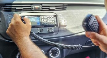 Va a fare denuncia, ma in attesa fuma uno spinello