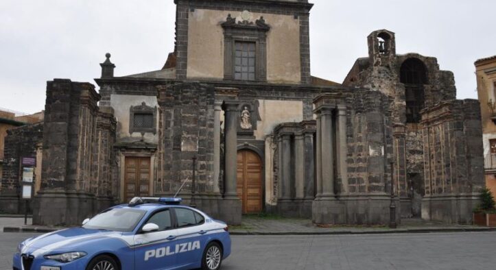 Vendetta e gelosia ad Adrano: distrugge l’auto del rivale ma si taglia con i vetri, incastrato dal DNA