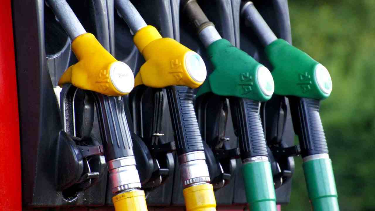 さようならガソリン：イタリアで絶対禁止が発効 |電気を使うか歩くか