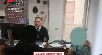 Trecastagni, 40enne in furia distrugge casa e aggredisce madre e moglie: arrestato