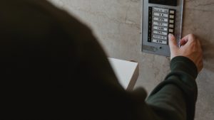 Persona che suona il campanello
