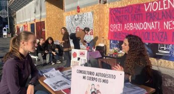 Il consultorio “Mi cuerpo es mío” torna in strada per denunciare un anno di silenzi