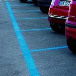 Loro parcheggiano gratis sulle strisce blu