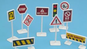 Diversi segnali che puoi trovare per strada