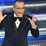 Sanremo 2026, Carlo Conti inaugura la 76ª edizione nel segno di Pippo Baudo
