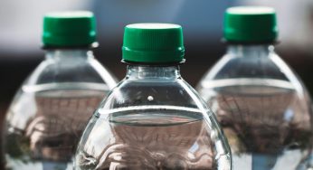 Allerta alimentare, ritiro immediato di 300.000 bottiglie dai supermercati | Trovato un superbatterio nell’acqua più famosa al mondo