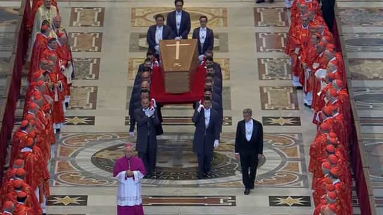 L’addio a Papa Francesco: fede, emozione e rivoluzione digitale
